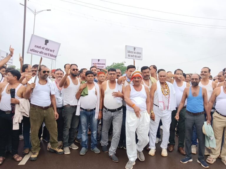 डेढ़ साल से भुगतान अटका, PHE ठेकेदारों ने उतारी शर्ट