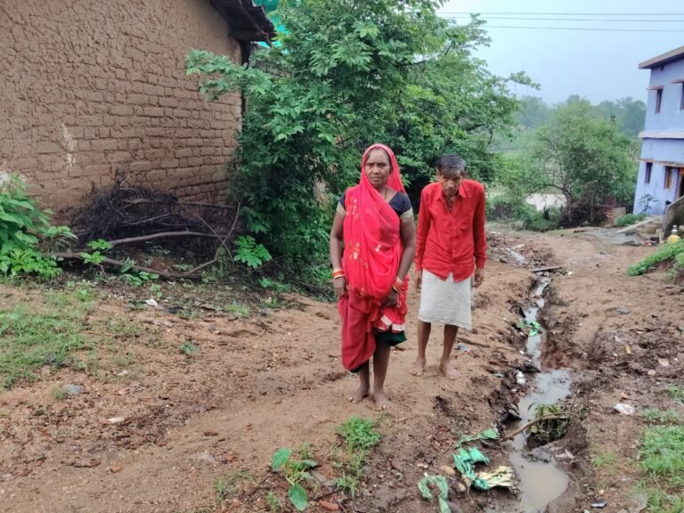 पुराने कार्यकाल के भ्रष्टाचार पर लीपापोती या विकास? अधूरी नाली खुदाई से ग्रामीण का घर संकट में, पीड़ित महिला पहुंची एसडीएम के पास