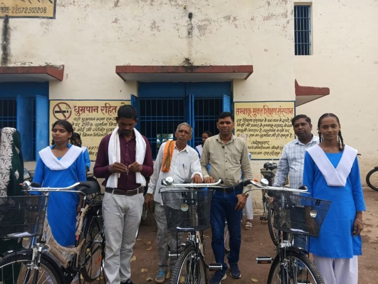 ग्राम पंचायत बहतराई के शासकीय हाई स्कूल में सरस्वती साइकिल योजना के तहत छात्राओं को साइकिल वितरण
