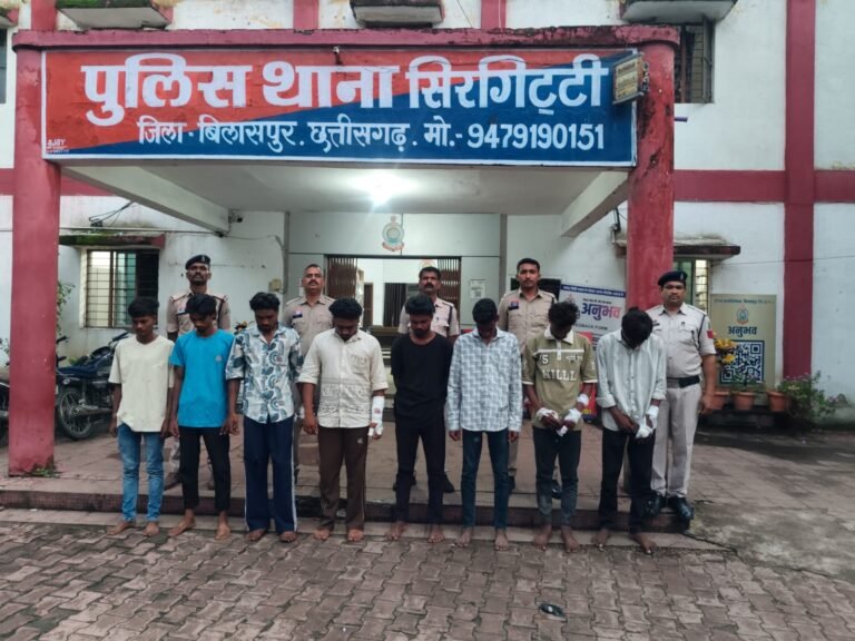 सिरगिट्टी में शराब के पैसे को लेकर खूनी झड़प, 8 आरोपी गिरफ्तार; 2 चाकू और 1 तलवार जब्त