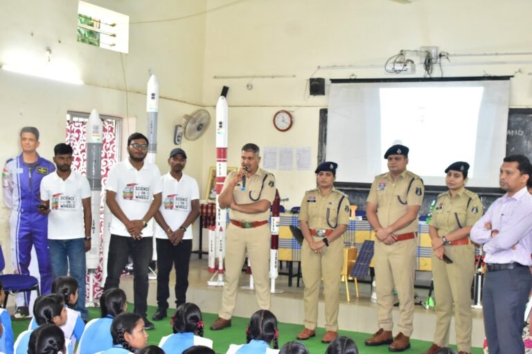 गरियाबंद एसपी वेदव्रत सिरमौर की अनूठी पहल, ‘साइंस ऑन व्हील्स’ से छात्रों को मिलेगा आधुनिक विज्ञान का ज्ञान