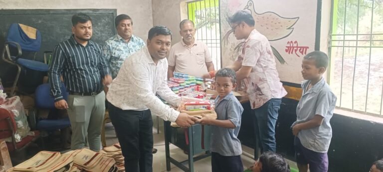 गुरु पूर्णिमा पर 280 गरीब बच्चों के चेहरों पर मुस्कान, नारायण अग्रवाल परिवार बना शिक्षा का सबसे बड़ा सहारा