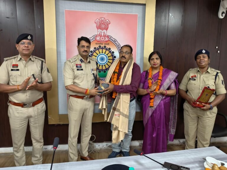40 वर्षों की निष्कलंक सेवा के बाद विदा हुए ध्रुव पाण्डेय, बिलासपुर पुलिस ने दी भावभीनी विदाई