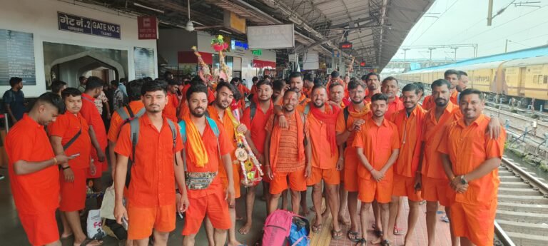 बाबा बैजनाथ धाम दर्शन के लिए निकले श्रद्धालुगण*   *110 किलोमीटर पैदल कावड़ यात्रा कर करेंगे महादेव का जलाभिषेक