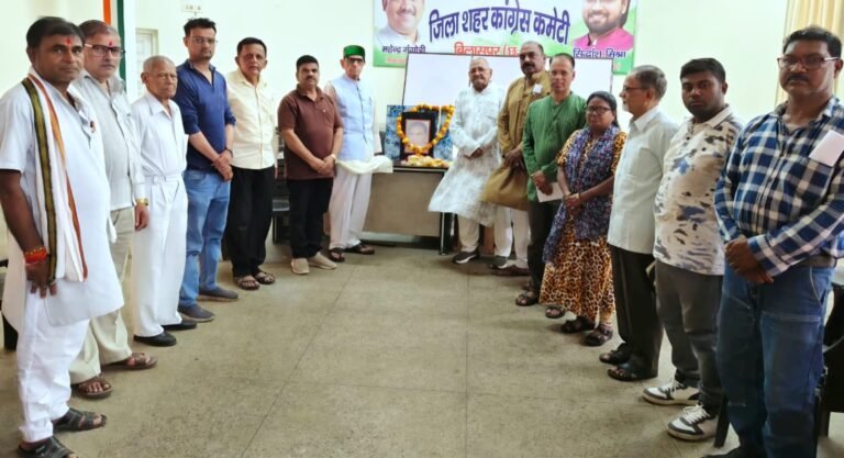 कांग्रेस जन ने मनाई स्वर्गीय महेंद्र कर्मा जी की जन्म जयंती विनम्र श्रद्धांजलि अर्पित कर किया गया याद