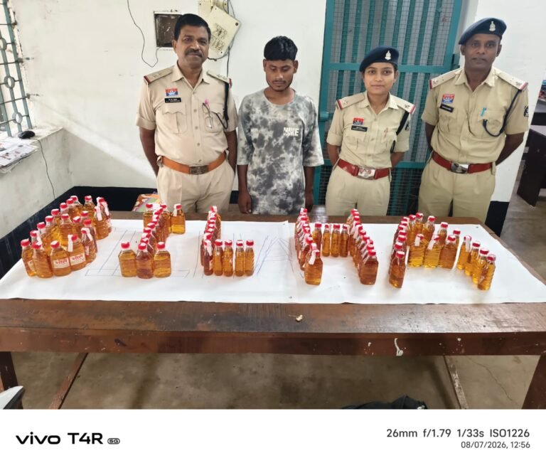 बिल्हा पुलिस का ऑपरेशन प्रहार: 16.2 लीटर अवैध शराब के साथ दो आरोपी गिरफ्तार, स्कूटी भी जब्त