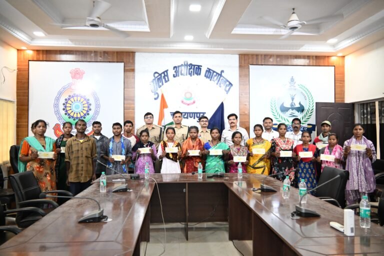 आत्मसमर्पण कर मुख्यधारा में लौटे नक्सलियों को मिला प्रोत्साहन, 19.73 लाख रुपये की राशि वितरित
