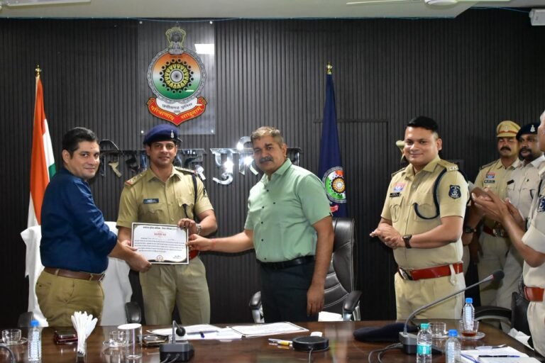 गरियाबंद पुलिस अधीक्षक ने उत्कृष्ट कार्य करने वाले पुलिस अधिकारियों-कर्मचारियों को किया सम्मानित