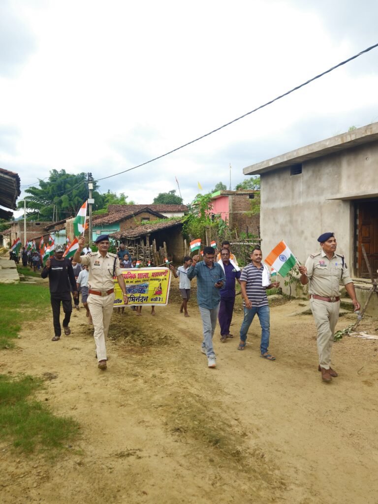 मझवानी में पुलिस ने निकाली तिरंगा यात्रा, विद्यार्थियों को साइबर अपराध से किया जागरूक