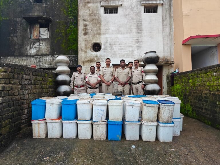 शुष्क दिवस से पहले आबकारी का बड़ा एक्शन, 345.5 लीटर महुआ शराब जब्त