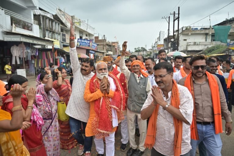 विश्व हिंदू परिषद के प्रांतीय अध्यक्ष डॉ ललित मखीजा एवं प्रांत मंत्री पूर्णेन्दु  सिन्हा का पेंड्रा आगमन  पर कार्यताओं के द्वारा किया गया भव्य स्वागत