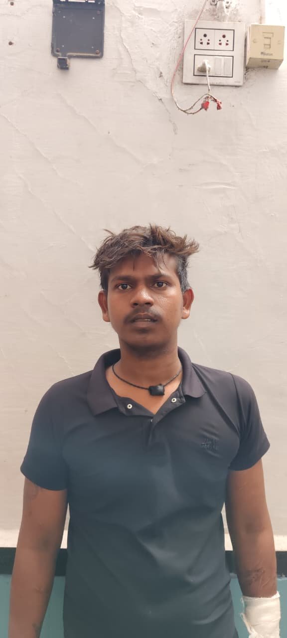 शराब के लिए पैसे मांगने से किया इनकार तो तलवार-रॉड लेकर पहुंचा युवक, कार में की तोड़फोड़