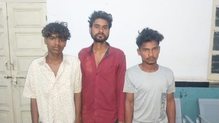 चाकू की नोक पर लूट का कोनी पुलिस ने किया खुलासा, 3 आरोपी गिरफ्तार