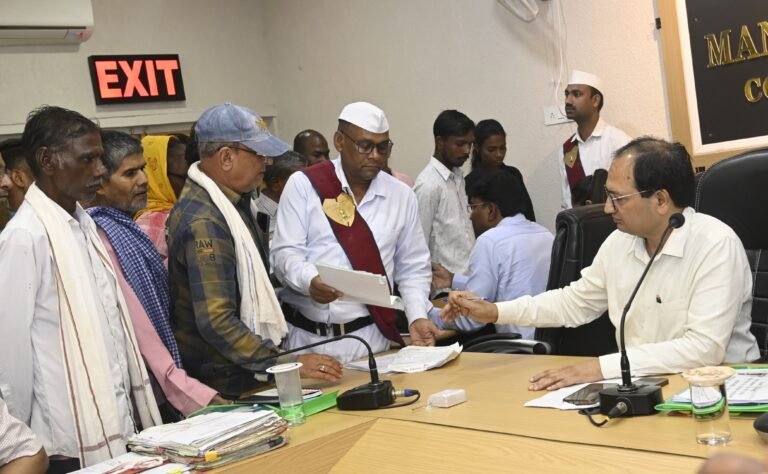जनदर्शन में कलेक्टर ने सुनी लोगों की समस्याएं, अधिकारियों को त्वरित निराकरण के निर्देश