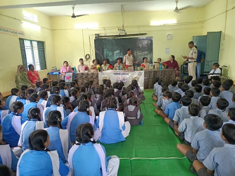 खुटेरी स्कूल में साइबर जागृति अभियान, पुलिस ने विद्यार्थियों को साइबर अपराध से बचाव के बताए उपाय