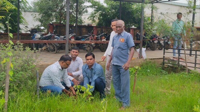 हरियाली की छांव, सेहत का गांव’—PHC परिसर में पौधारोपण से दिया स्वस्थ पर्यावरण का संदेश