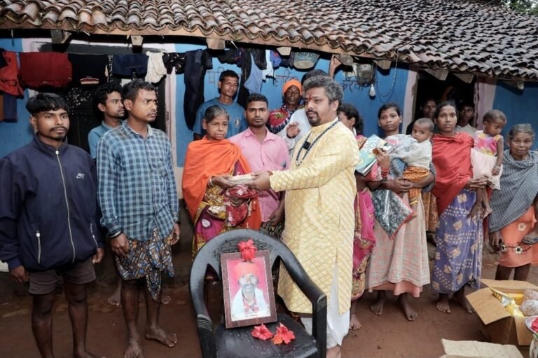 नक्सल हिंसा पीड़ित परिवारों के बीच पहुंचे मां मातंगी धाम के पीठाधीश्वर डॉ. प्रेमसाईं, बांटा संबल