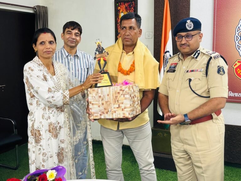 38 साल की बेदाग सेवा के बाद नगर सैनिक व्यासनारायण जायसवाल हुए सेवानिवृत्त, IG गर्ग ने दी भावभीनी विदाई