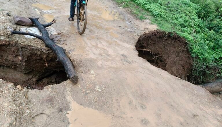 सीपत से नरगोड़ा-पोंडी-ठरकपुर पहुंच मार्ग जर्जर, राहगीरों की बढ़ी परेशानी