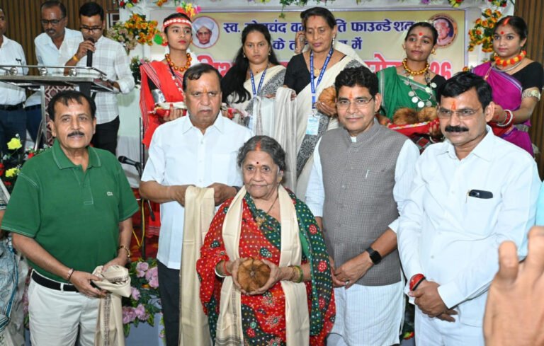रायपुर : गुरु का ऋण कभी नहीं चुकाया जा सकता, शिक्षक राष्ट्र निर्माण के सच्चे शिल्पकार:राजस्व मंत्री टंक राम वर्मा
