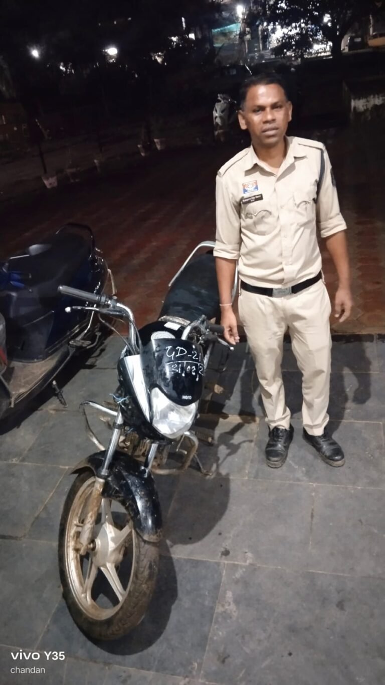 प्राइमरी स्कूल में मध्याह्न भोजन के चावल और बर्तन चुराने वाला नाबालिग गिरफ्तार, चोरी की बाइक भी बरामद
