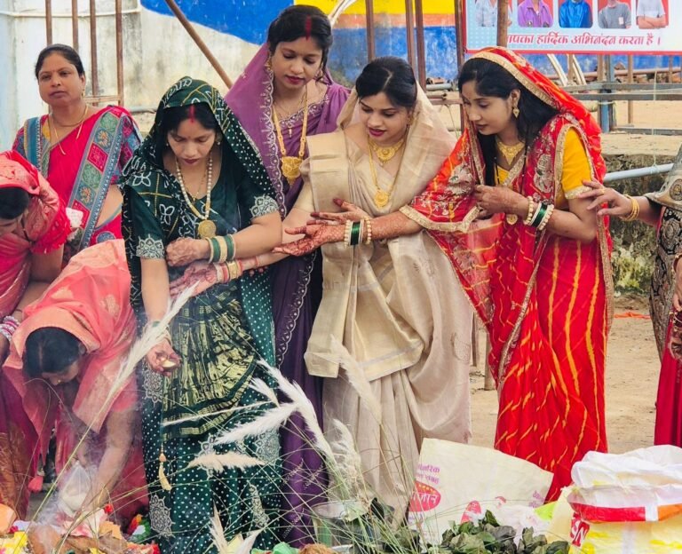 गरियाबंद में धूमधाम से मनाया गया कमरछठ,सैकड़ों महिलाओं ने एक साथ की पूजा, बच्चों की लंबी उम्र और सुख-समृद्धि की मांगी कामना
