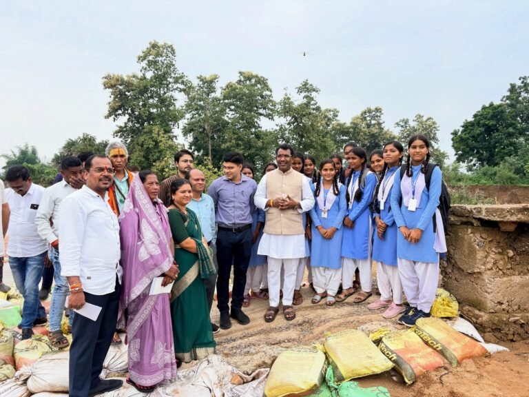 टूटा पुल देखकर विधायक रोहित साहू ने मौके पर ही संभाला मोर्चा* *जेसीबी-ट्रैक्टर मंगवाकर खुद खड़े रहकर शुरू कराया वैकल्पिक रास्ते का काम