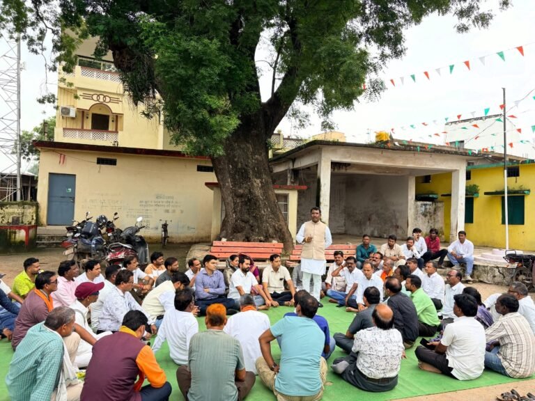 नगर की समस्याओं पर विधायक रोहित साहू की पहल, शीतला मंदिर में बैठकर सुनीं जनता की समस्याएं