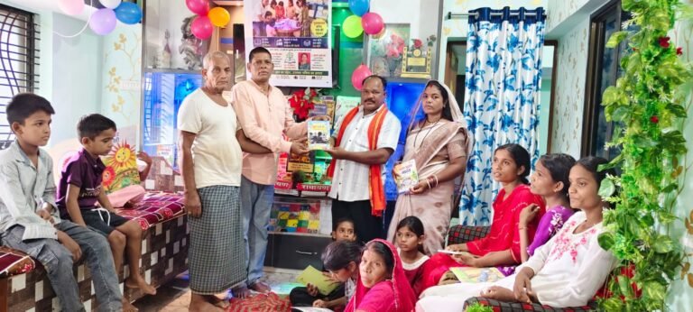 शिक्षक दंपति की पहल से फुलवारी पारा गाँव को मिली पुस्तकालय की सौगात