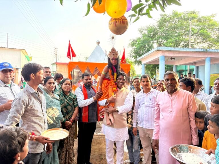 पसरदकला में कृष्ण जन्माष्टमी पर गूंजा ‘गोविंदा आला रे’, मटकी फोड़ कार्यक्रम में शामिल हुए विधायक रोहित साहू