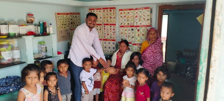 आंगनबाड़ी केंद्र लोहरसी में बच्चों के बीच मनाया गया शिक्षक दिवस, मालती साहू का किया सम्मान