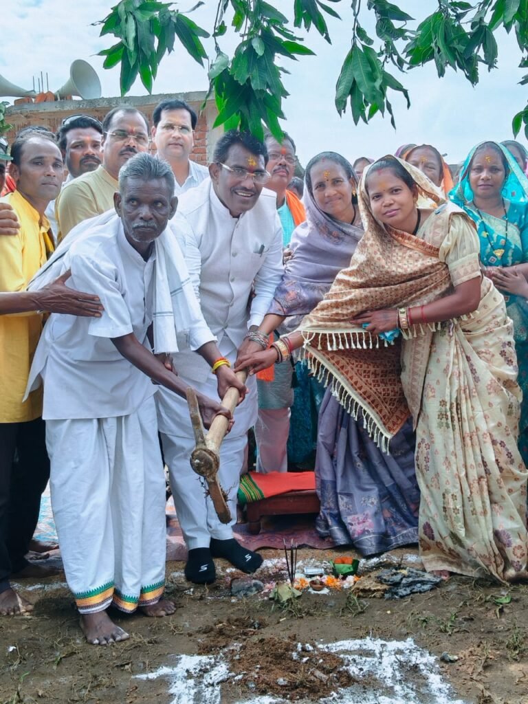 बोड़राबांधा में गूंजा विकास का बिगुल, रोहित साहू ने खोला सौगातों का पिटारा; सड़क से स्वास्थ्य तक विकास की नींव, बड़ी घोषणाओं पर तालियों से गूंज उठा गांव
