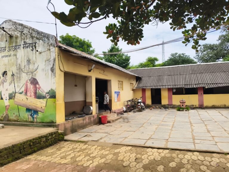 5 साल से तैयार आलीशान भवन, फिर भी पुराने जर्जर भवन में आदिवासी बच्चे! आदिम जाति कल्याण विभाग की उदासीनता पर उठे सवाल