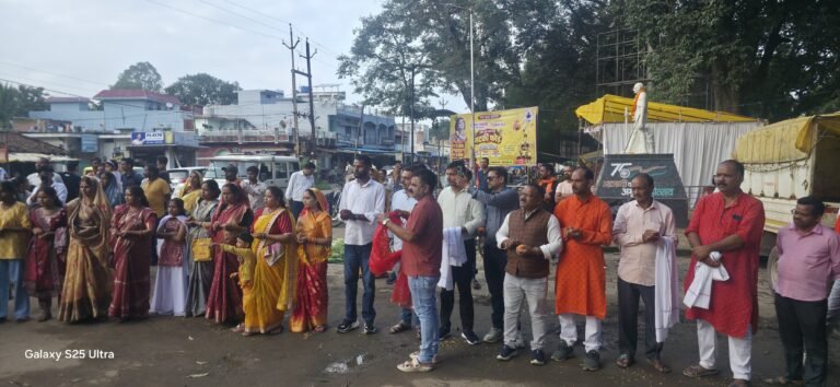 पुष्पवर्षा से कृष्णमय हुआ पेंड्रा, जयकारों के बीच यादव समाज की शोभायात्रा का विहिप ने किया भव्य स्वागत