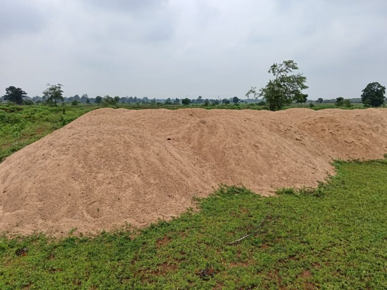 नये कलेक्टर की छवि पर उठ रहे सवाल, गरियाबंद में बेखौफ जारी अवैध रेत खनन, ट्रैक्टरों से नदी से रेत निकालकर हाईवे किनारे हो रही डंपिंग