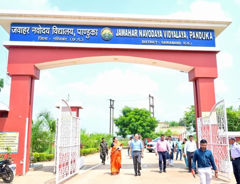 कलेक्टर रणबीर शर्मा पहुंचे पीएम जवाहर नवोदय विद्यालय पाण्डुका, बच्चों को जीव विज्ञान का पढ़ाया पाठ, मेहनत से आगे बढ़ने किया प्रेरित
