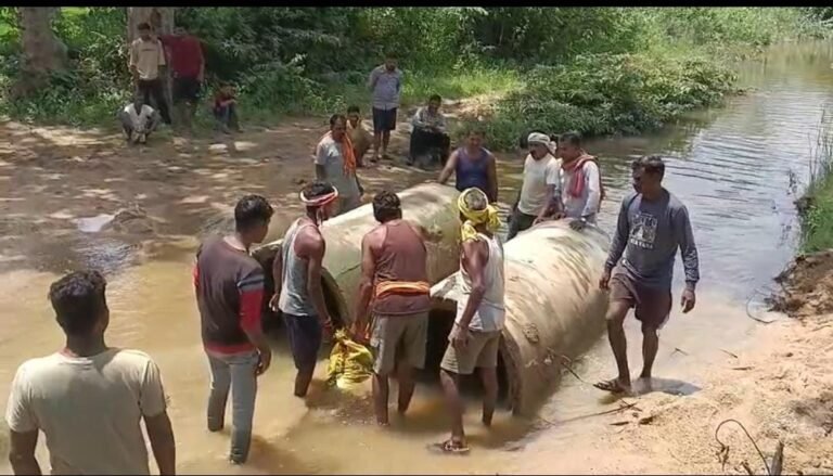 टूटे पुल पर विधायक रोहित साहू ने संभाला मोर्चा, प्रशासन की बेरुखी से ग्रामीण खुद जुटा रहे चंदा