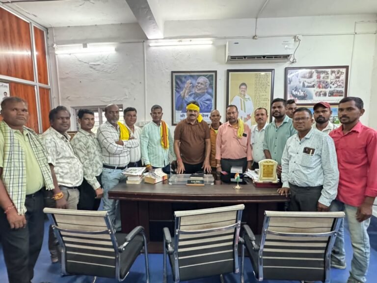 आदिवासी कांग्रेस को बूथ स्तर तक मजबूत करने पर मंथन, विधायक अटल श्रीवास्तव से मिले जिला पदाधिकारी