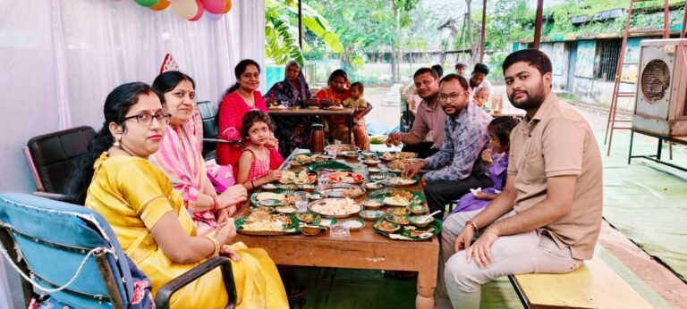 न्योता भोज के साथ बच्चों को मिले स्कूल बैग, जन्मोत्सव बना सेवा उत्सव