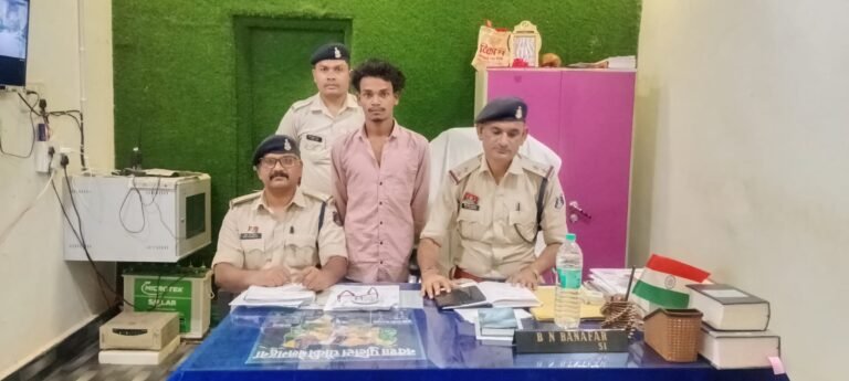 वर्दी में दिखा बड़े भाई का फर्ज: नाबालिग के लिए ढाल बने चौकी प्रभारी और प्रधान आरक्षक