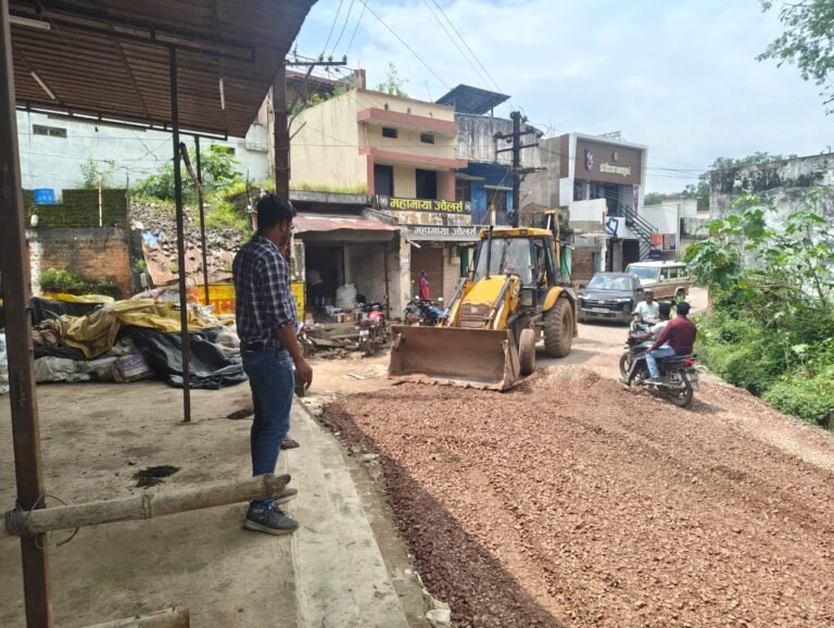 ग्रामीणों का दर्द समझा PWD इंजीनियर सतीश जायसी ने, गड्ढों में डलवाई गिट्टी