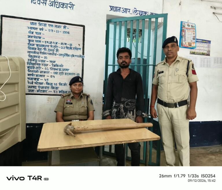 बिल्हा पुलिस का ऑपरेशन प्रहार: सरेराह लोगों को लोहे की गैती से डराने वाला युवक गिरफ्तार, हथियार बरामद