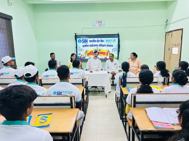 आरसेटी बिलासपुर में ज्ञान, योग, ध्यान एवं मानव मूल्यों पर प्रेरणादायी सत्र