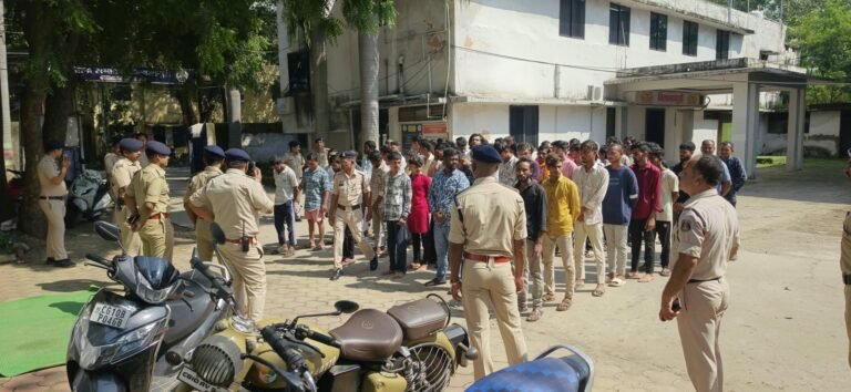 त्योहारों से पहले बिलासपुर पुलिस का बड़ा एक्शन, गुंडा-बदमाशों की ली गई परेड