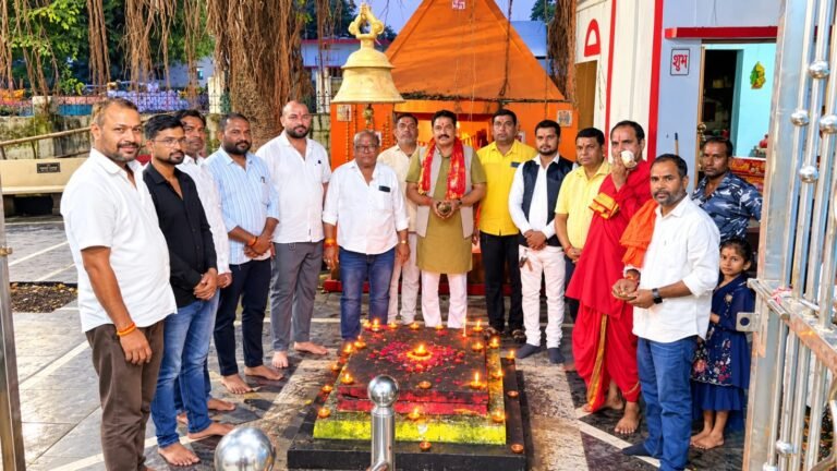 विधायक इंद्र कुमार साहू ने शीतला माता मंदिर में दीप प्रज्वलित कर प्रधानमंत्री नरेंद्र मोदी के दीर्घायु जीवन की कामना की