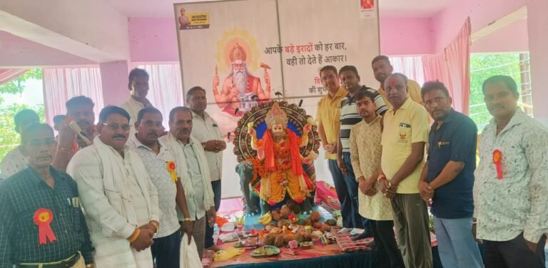 तखतपुर में भगवान श्री विश्वकर्मा जयंती पर भव्य पूजा, मंगलम भवन में मूर्ति स्थापना कर लिया आशीर्वाद