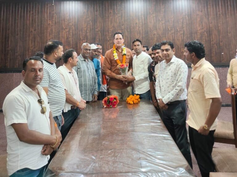 केश शिल्पी कल्याण बोर्ड के अध्यक्ष गौरी शंकर श्रीवास का बिलासपुर आगमन, सेन समाज के पदाधिकारियों एवं सदस्यों से की मुलाकात