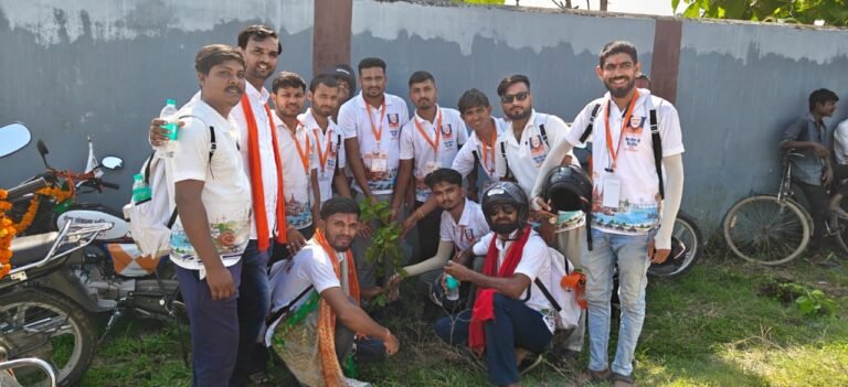 जल जन सेवा संकल्प अभियान के दूसरे पड़ाव में सामूहिक हनुमान चालीसा पाठ और 25 पौधों का रोपण, सेवा यात्रियों ने धार्मिक आस्था के साथ पर्यावरण संरक्षण का दिया संदेश