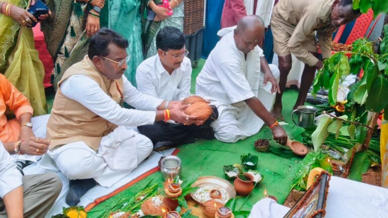 महुआ की खुशबू, चावल का तिलक और आतिशबाजी की गूंज… पिपराही में नवाखाई पर दिखी आदिवासी संस्कृति की भव्य तस्वीर”