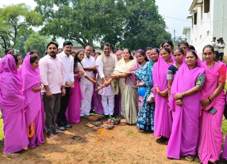 30 लाख की लागत से बनेगा महतारी सदन, रोहित साहू ने श्यामनगर में किया भूमिपूजन, बिहान की बहनों ने ताली और फूलों की वर्षा कर किया जोरदार स्वागत